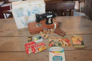 lot 3308 image: Vintage Needlebooks and More