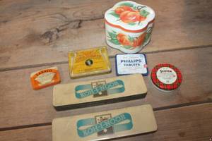 lot 3320 image: Vintage Tins