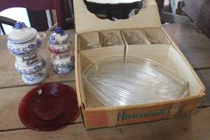 lot 3330 image: IOB Vintage Hawaiian Leaf Snack Plates & More