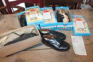 lot 3352 image: 3 Pairs of Antique 1963 Pied Piper Childrens Shoes & More