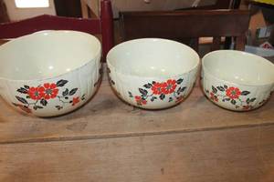 lot 3357 image: Vintage Hall Red Poppy Nesting Bowls