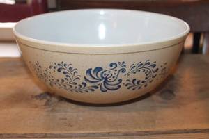 lot 3358 image: Vintage #404 Hometead Pyrex Mixing Bowl