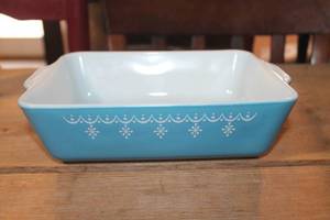 lot 3359 image: Vintage Pyrex Snowflake 2qt. Casserole Dish
