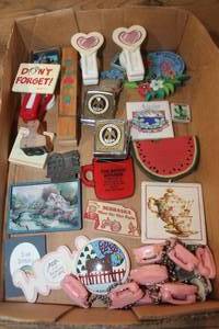 lot 3373 image: Lot of Magnets and Keychains