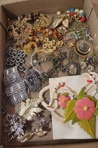 lot 3392 image: Vintage Jewelry and More