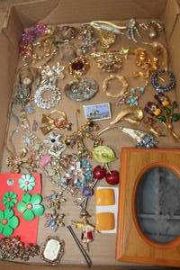 lot 3393 image: Vintage Jewelry and More