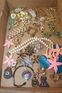 lot 3394 image: Vintage Jewelry and More