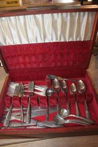 lot 3398 image: Vintage Purity Silverware in Wood Box