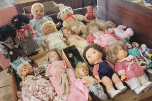 lot 3414 image: Antique and Vintage Dolls some need repaired