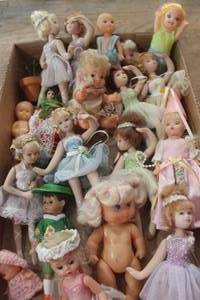 lot 3429 image: Flat of Small Dolls
