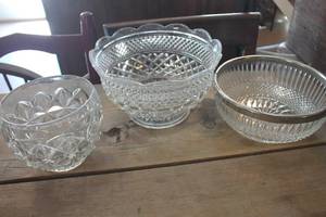 lot 3442 image: Vintage Glass Serving Bowls