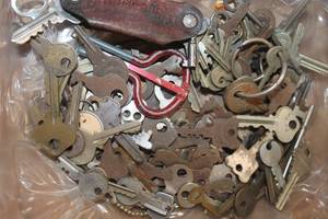lot 3444 image: Vintage Keys & More
