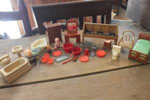 lot 3468 image: Vintage Doll House Furniture and More