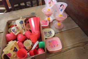 lot 3476 image: Vintage Plastic Childrens Dishes and More