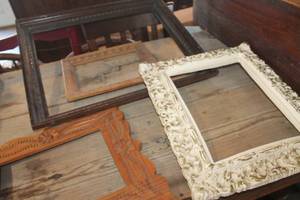 lot 3496 image: Vintage Wood Frames