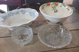 lot 3519 image: Serving Bowls