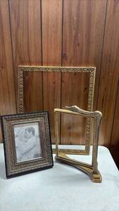 lot 260 image: 2) Delicate Vintage and 1) New Vintage Style Picture Frames