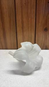 lot 271 image: White Frosted Glass Lily Bud Vase