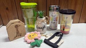 lot 276 image: Teacher and Other Gifts Bundle