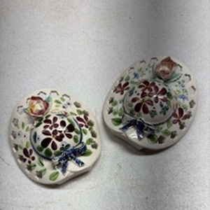 lot 286 image: Pair Vintage ceramic hat-shaped wall bud vases feature a hand-painted floral motif with reticulated lace-cut borders and a decorative 3D pink rose accent