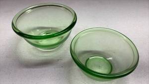 lot 287 image: Set of Two Nesting Vintage Anchor Hocking Uranium Green Glass Bowls