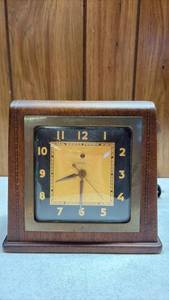 lot 289 image: Telechron Electric Mantle Clock with Wood Case and Metal Face