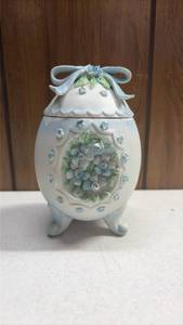 lot 216 image: Vintage Lefton Flowers Lidded Easter Box Bisque Porcelain Trinket Box