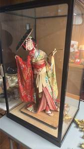 lot 248 image: Vintage Japanese Geisha Doll In Black Wood & Glass Display Case