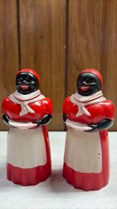 lot 102 image: Vintage Pair Aunt Jemima Plastic Syrup Pitchers 5.5 Inch Tall