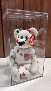 lot 157 image: Glory the Bear, a patriotic-themed collectible Ty Beanie Baby introduced in 1998 with a July 4th birthday with a tag in Display Case