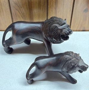 lot 170 image: Komagon Wood Hand-Carved by Igerutti Tribe Lion Figurines, Set of 2