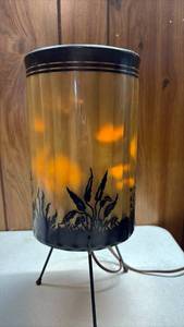 lot 187 image: 1950s mid-century motion lamp featuring an aquarium and swimming fish motif, commonly produced by makers like the Econolite.