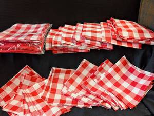 lot 106 image: Cloth Napkins Set