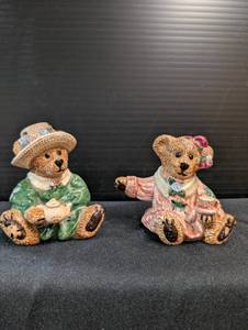 lot 147 image: Bear Salt and Pepper set, poreclin