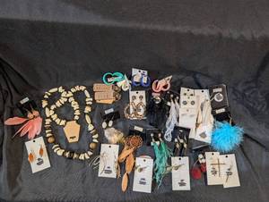 lot 152 image: Jewelery Lot
