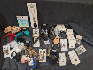 lot 153 image: Jewelery Lot