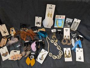 lot 154 image: Large jewelry lot