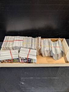 lot 98 image: 800 Football Cards