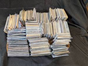 lot 97 image: 1000 Basketball Trading Cards