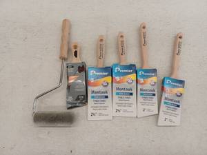 lot 19242 image: Lot Of 5 Paint Brush And 1 Small Roller