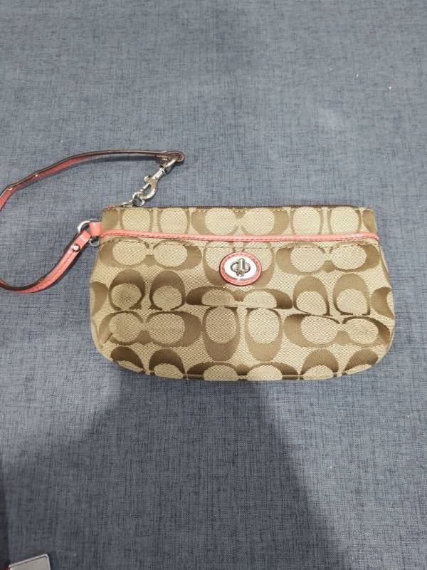 lot 1901 image: FASHION MEDIUM WRISTLET BAG