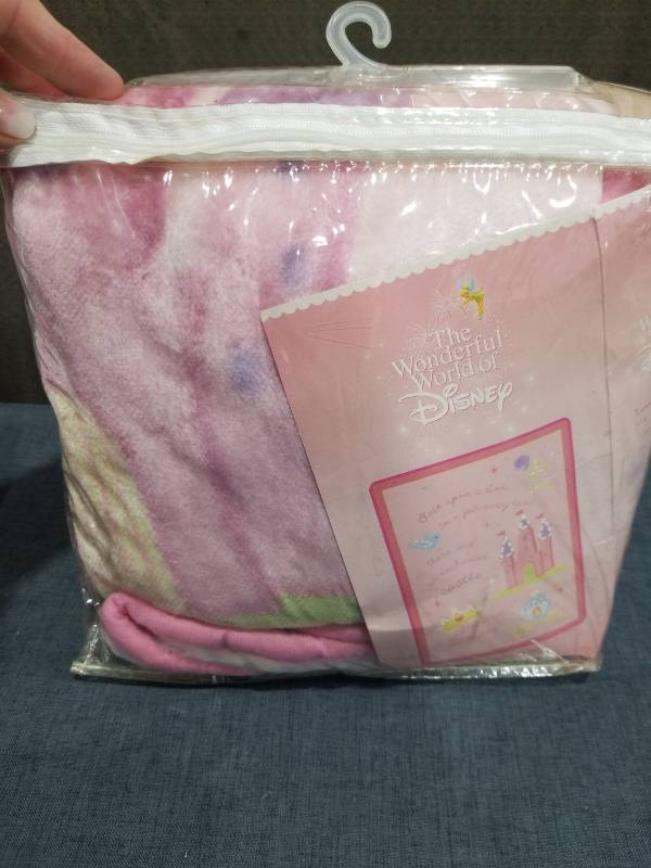 lot 1906 image: Disney Luxury Plush Throw 30 in x 45 in