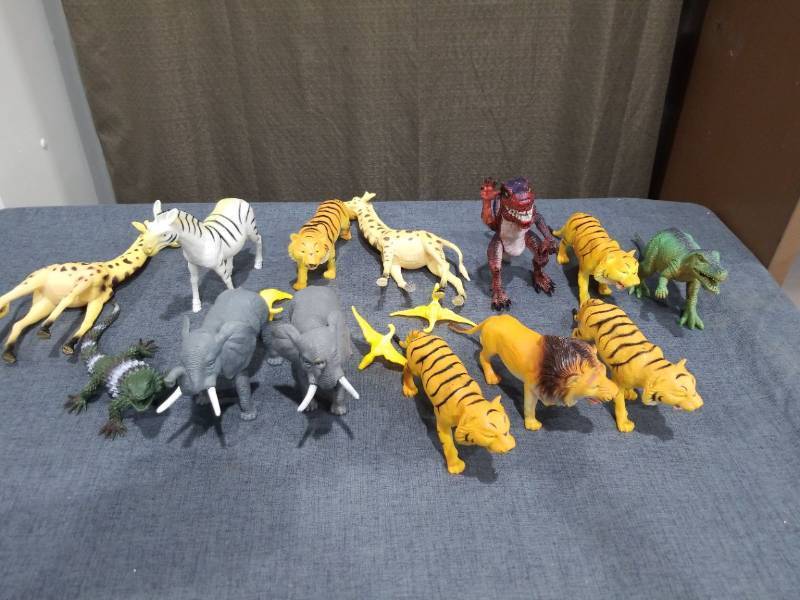 lot 1978 image: Plastic Animal Figures Lot 16 Pieces Tigers Elephants Giraffes Dinosaurs