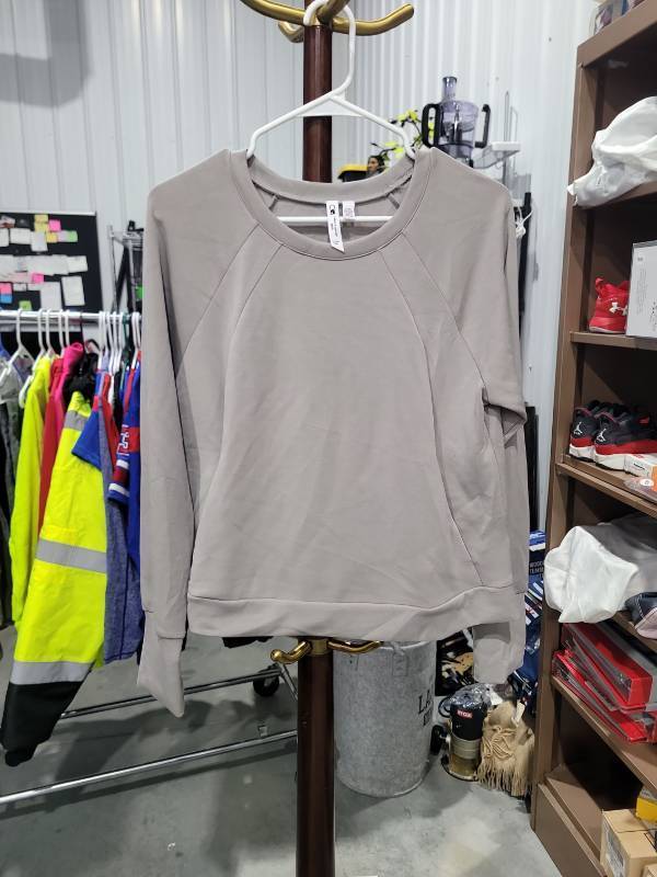 lot 2904 image: Cable & Gauge Long Sleeve Crew Neck Sweatshirt Gray Petite Size Large