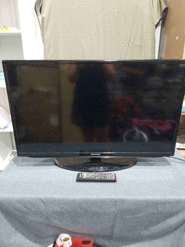 lot 2920 image: Samsung 32 inch Flat Screen Television with Remote