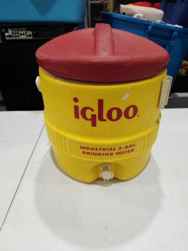 lot 1846 image: Igloo Industrial 3-Gallon Drinking Water Cooler