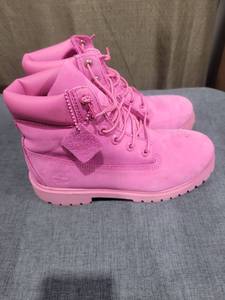 lot 1516 image: Tween Timberland 6 Classic Boot Size 6