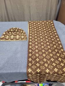 lot 1524 image: TRENDY FASHION HAT AND SCARF SET