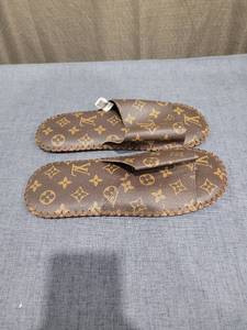 lot 1525 image: TRENDY PAIR FASHION SANDALS SIZE UNKNOWN