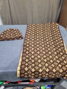 lot 1526 image: TRENDY FASHION HAT AND SCARF SET